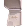 في علب الحلي البيضاء، مسامير اللؤلؤة الذهبية Item Picture